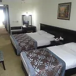 ホテル Omur アクチャイ